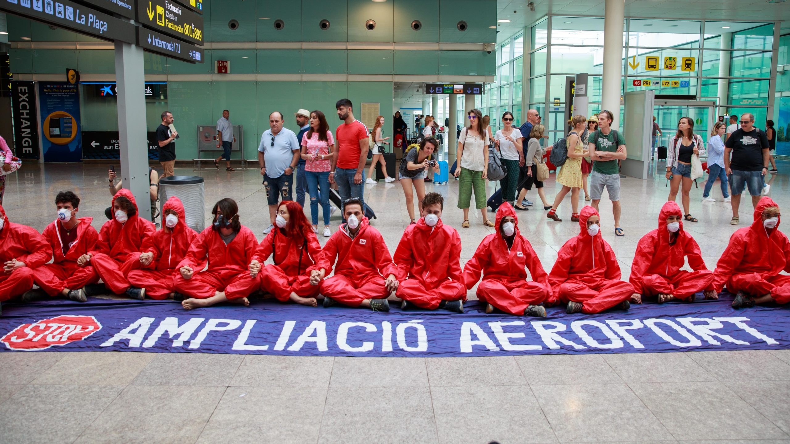 Red Line to Aviation Growth and Mass Tourism at El Prat Airport in July 2016 (Photo: Christine Tyler / Stay Grounded)