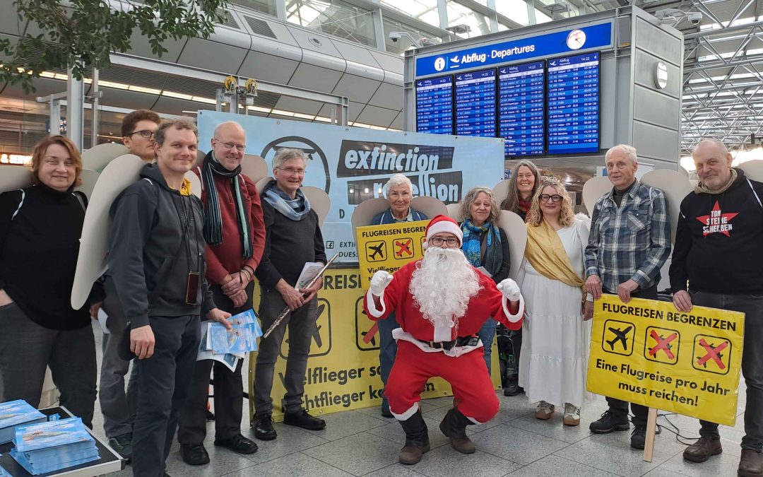 Angels and Santas demand end to frequent flying in Düsseldorf protest